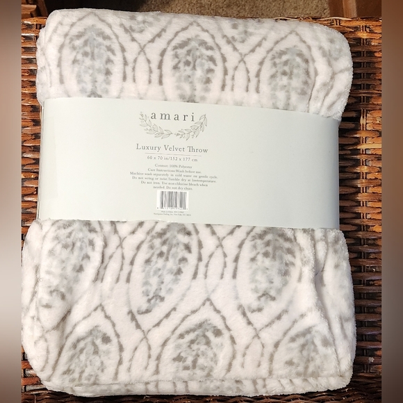 Amari Luxury Velvet Throw - Picture 2 of 5